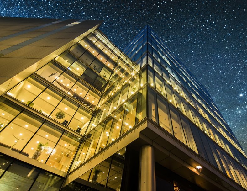 Schneider Electric und Cisco schließen Partnerschaft und kombinieren damit Betriebstechnik (OT) und Informationstechnologie (IT) in Gebäudemanagementsystemen